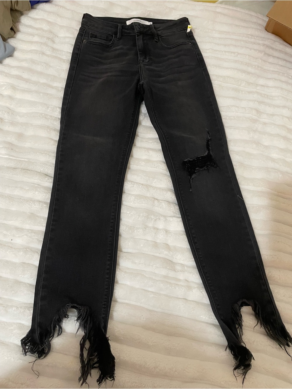 Hidden Washed Black Straight-Leg Women's Jeans with Distressed Hem